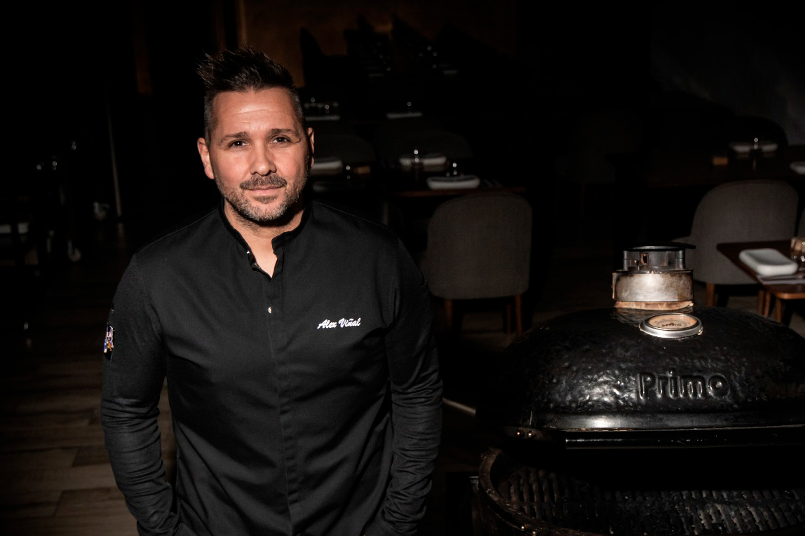 Chef junto a comida en kamado