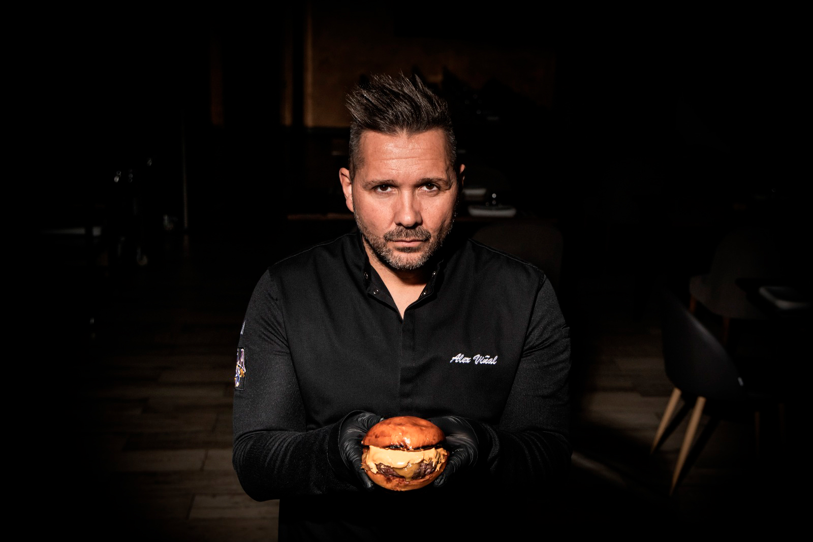Chef Álex Viñal montando una burger